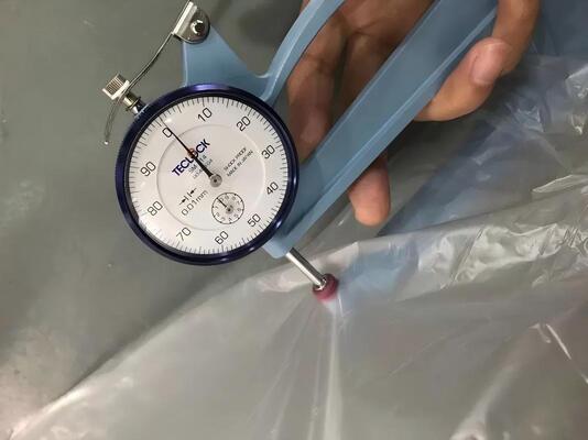 غشای ضد آب SBS قابل جوشکاری با فیلم HDPE قابل تنظیم با خدمات برش توزیع سوراخ قابل سوراخ شدن قالب گیری دمشی